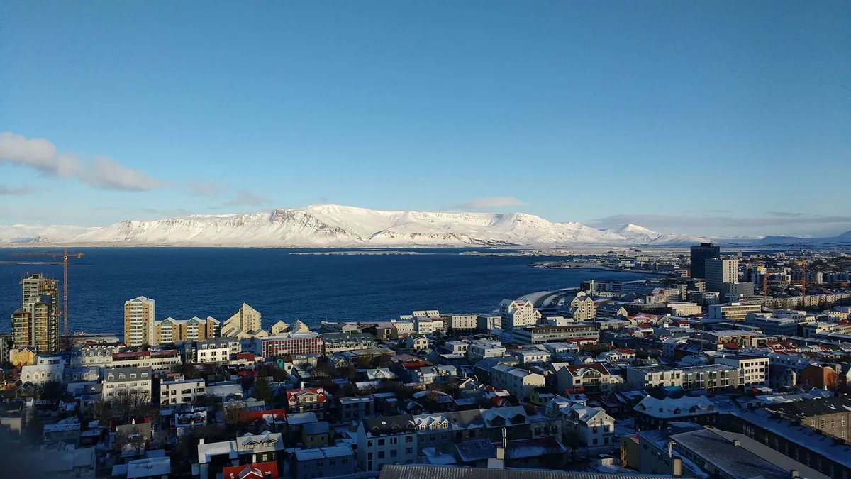 Reykjavik-foto aerea con montagne innevate sullo sfondo