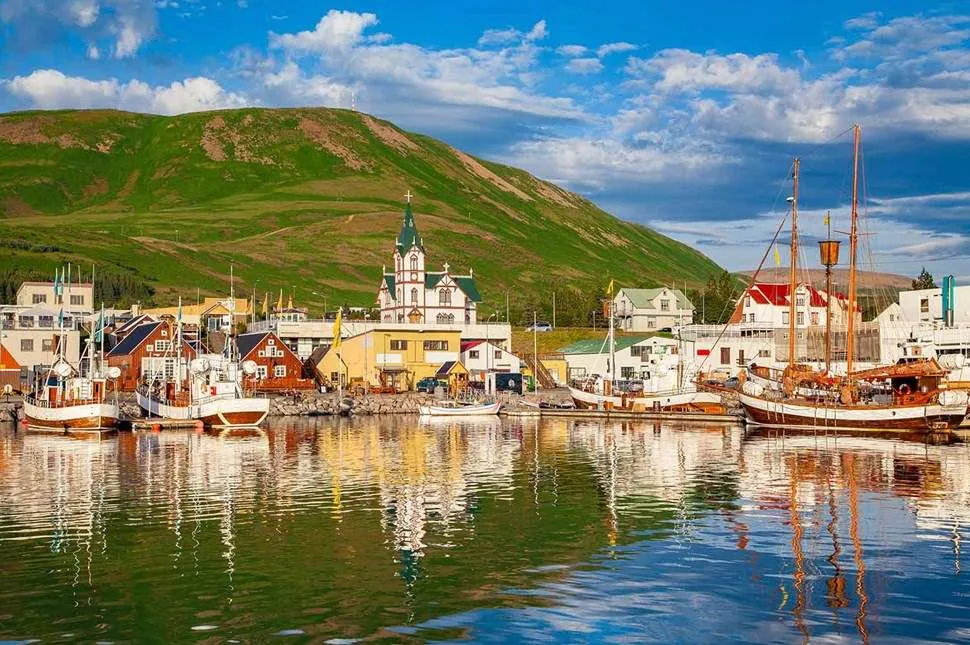 Akureyri in estate, seconda città islandese, vista dal fiume