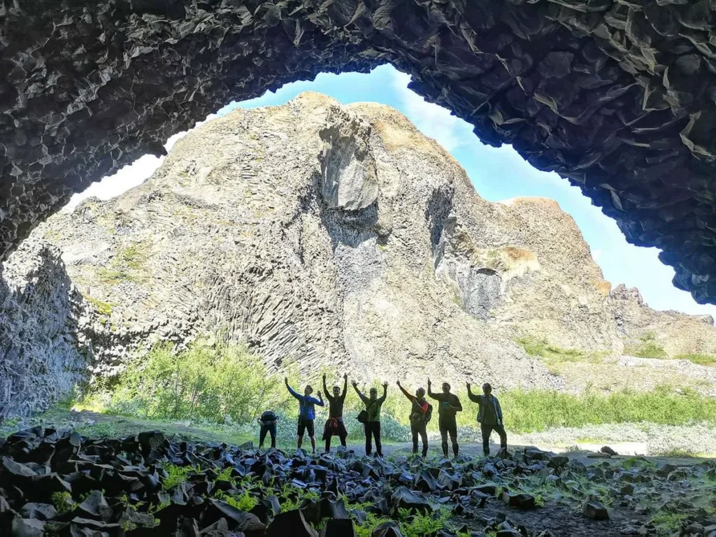 gruppo di turisti felici dall'interno di Kirkja a Hjodaklettar