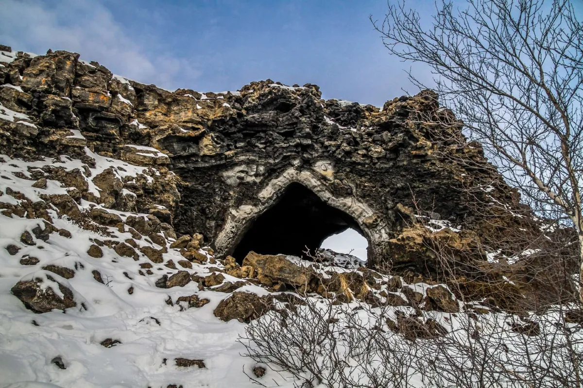 dimmuborgir-islanda-castello-nero
