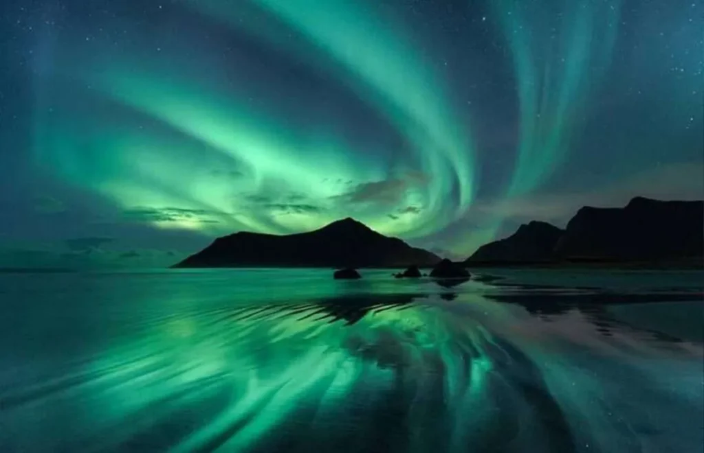 Immagine di un panorama mozzafiato con aurora boreale sullo sfondo in Islanda