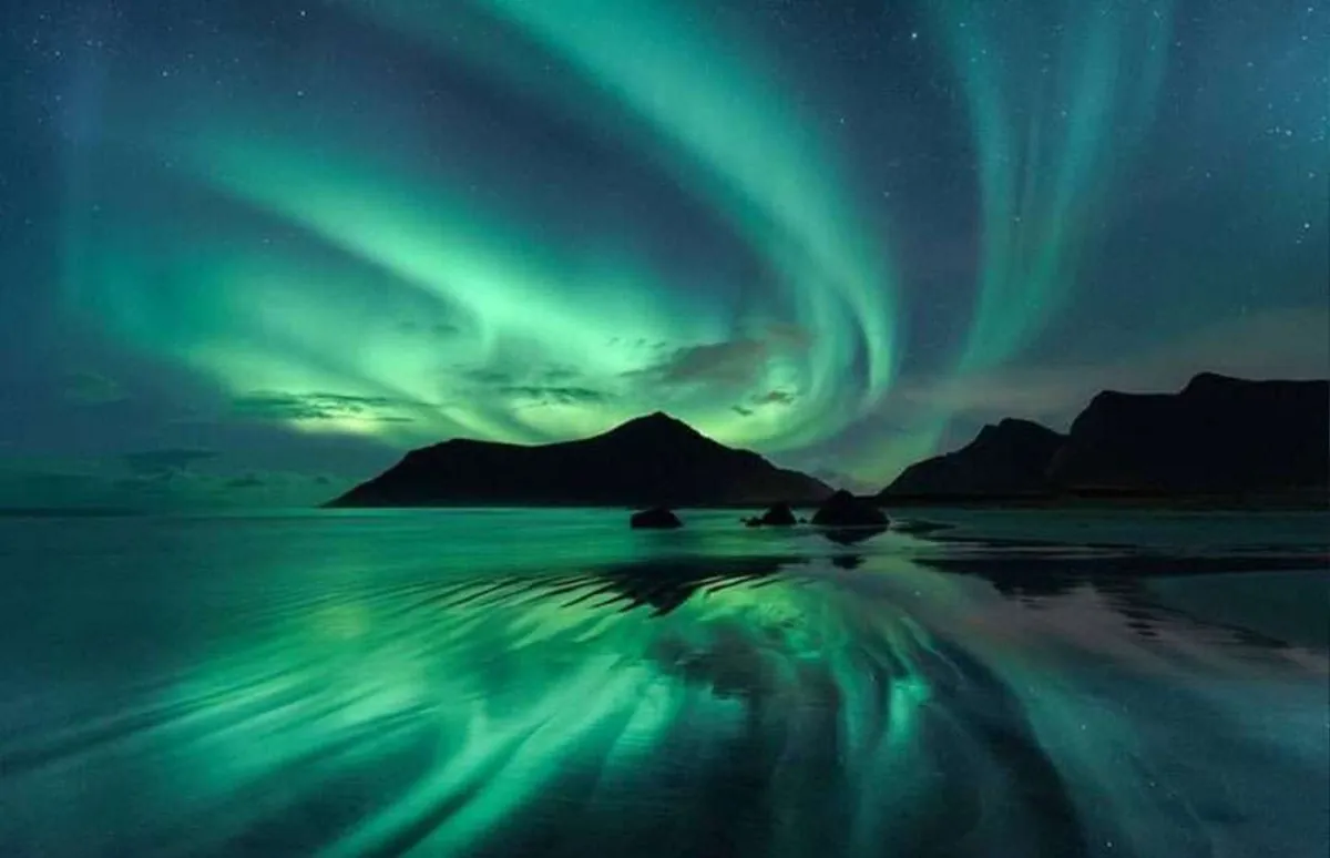 Immagine di un panorama mozzafiato con aurora boreale sullo sfondo in Islanda