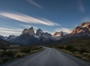 Strada sterrata nella Patagonia con montagne innevate sullo sfondo