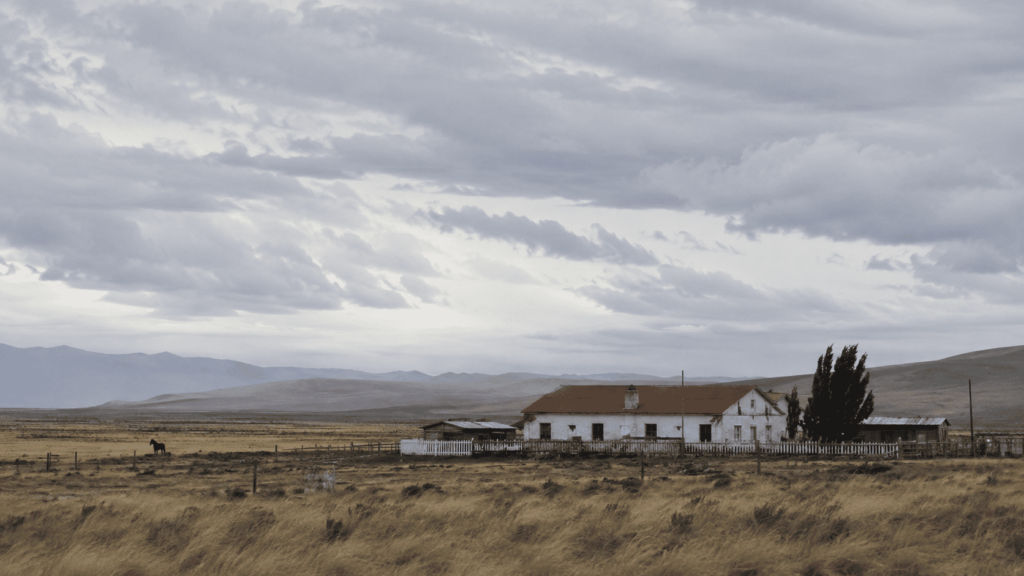 Estancia isolata nella steppa patagonica con cielo ampio e paesaggio rurale