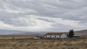 Estancia isolata nella steppa patagonica con cielo ampio e paesaggio rurale