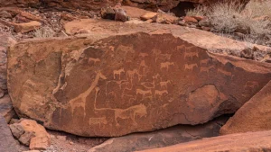 Incisioni rupestri di Twyfelfontein nel paesaggio roccioso del Damaraland in Namibia