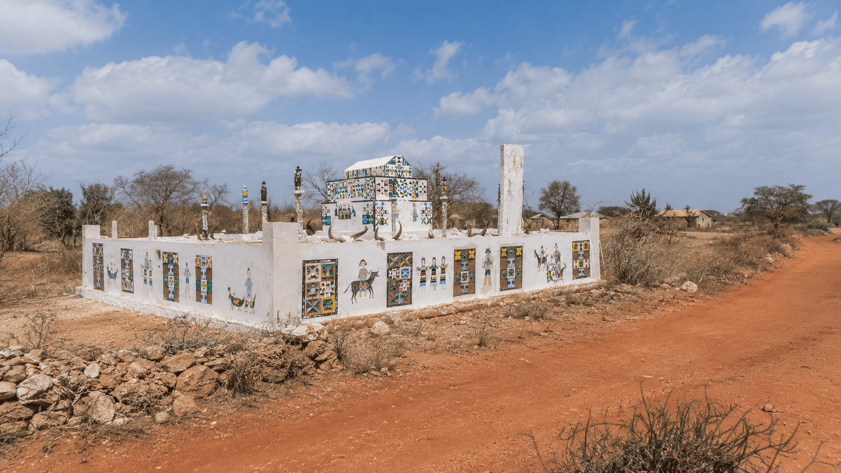 Paesaggio rurale del Madagascar con tomba tradizionale e terra rossa