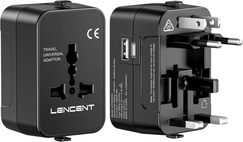 Adattatore universale da viaggio visto sui due lati: presa universale frontale con due porte USB, e spine estraibili per gli standard europeo, americano, britannico e australiano