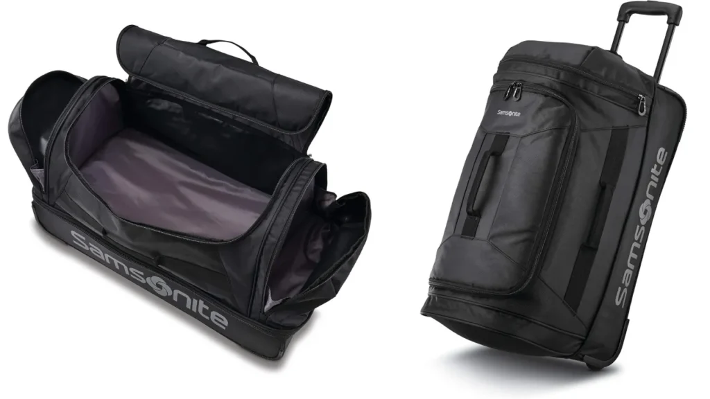 Due borsoni morbidi Samsonite neri: uno aperto che mostra il vano interno, uno chiuso con ruote e maniglia telescopica